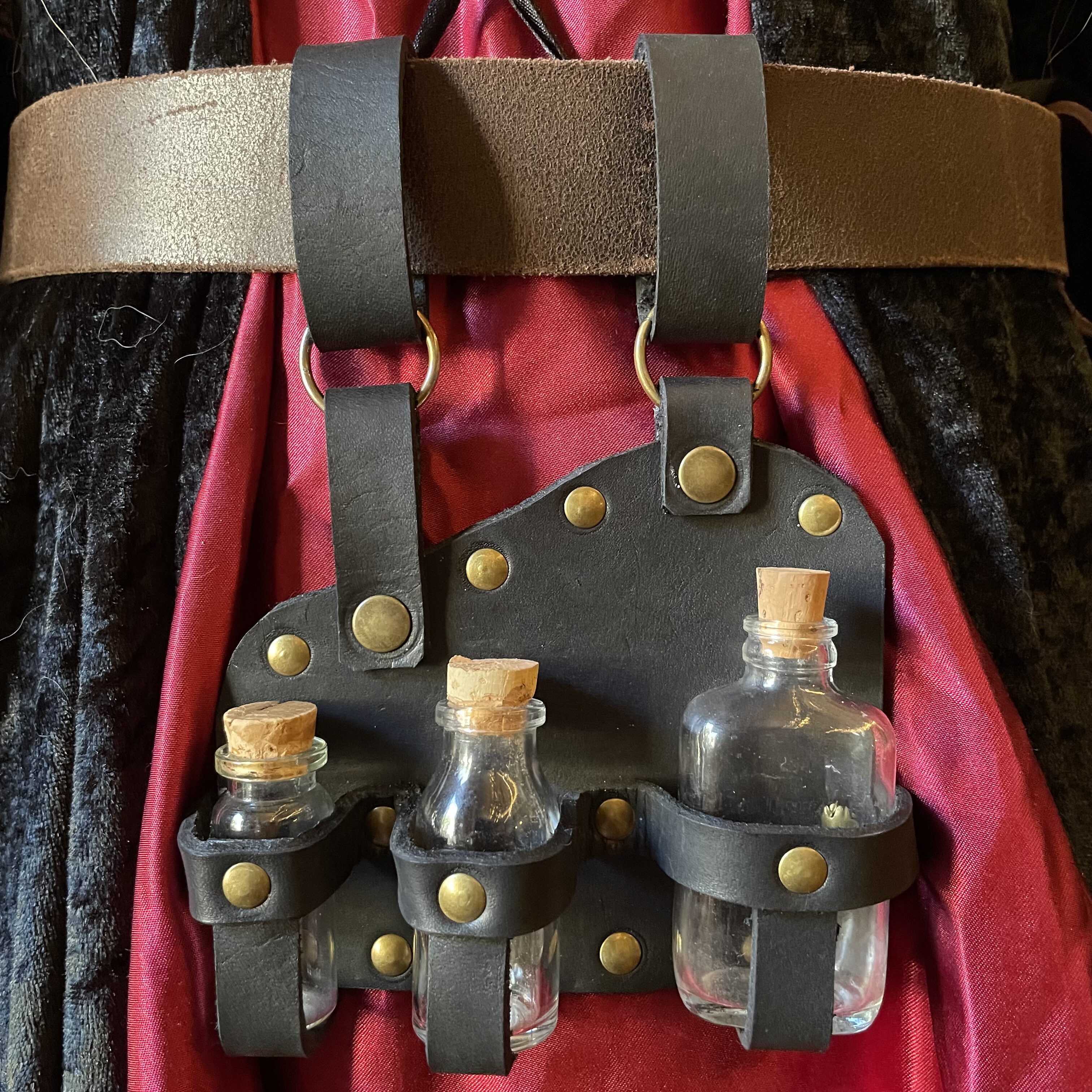 Porte-fioles en cuir noir style médiéval pour ceinture