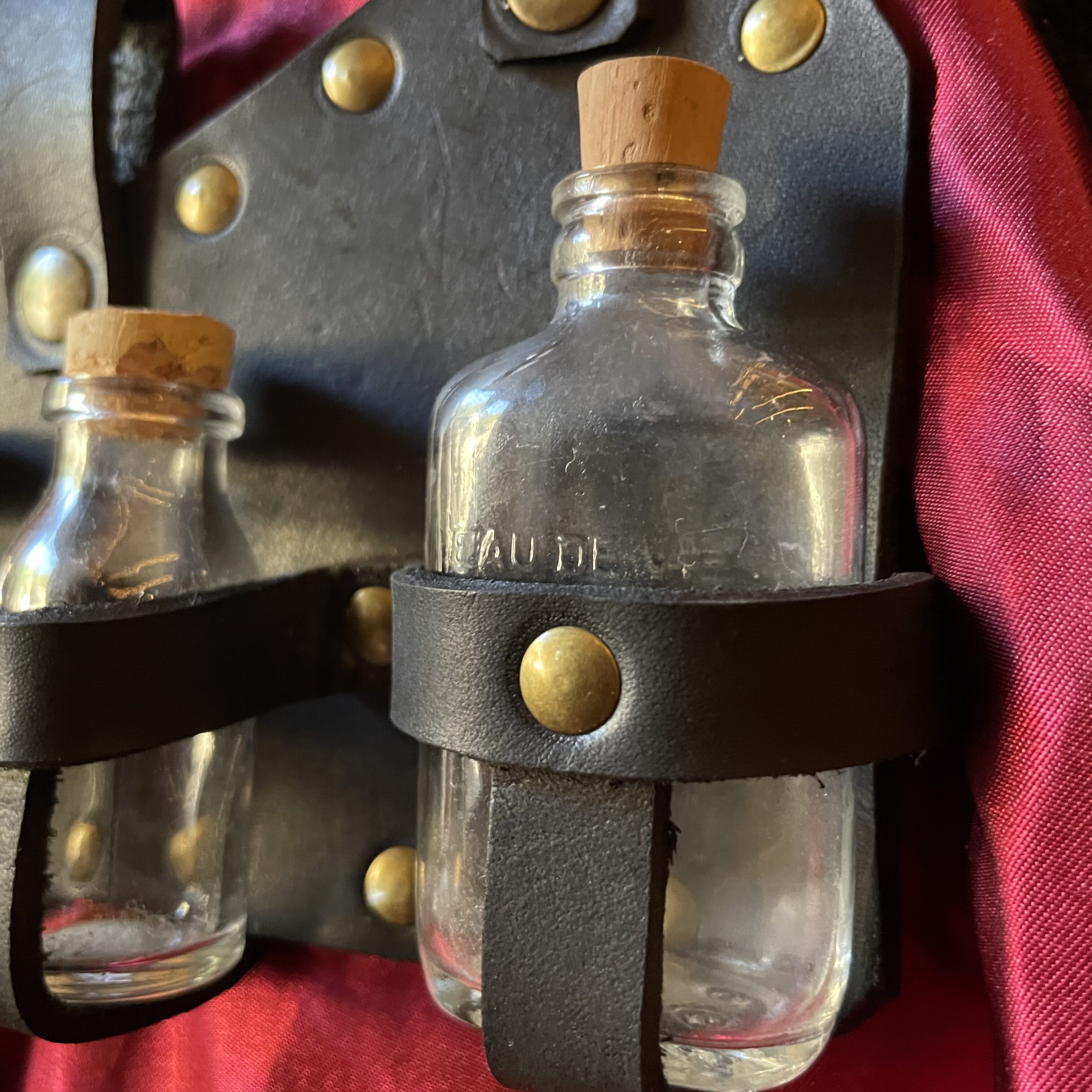 Porte-fioles en cuir noir style médiéval pour ceinture – Image 3