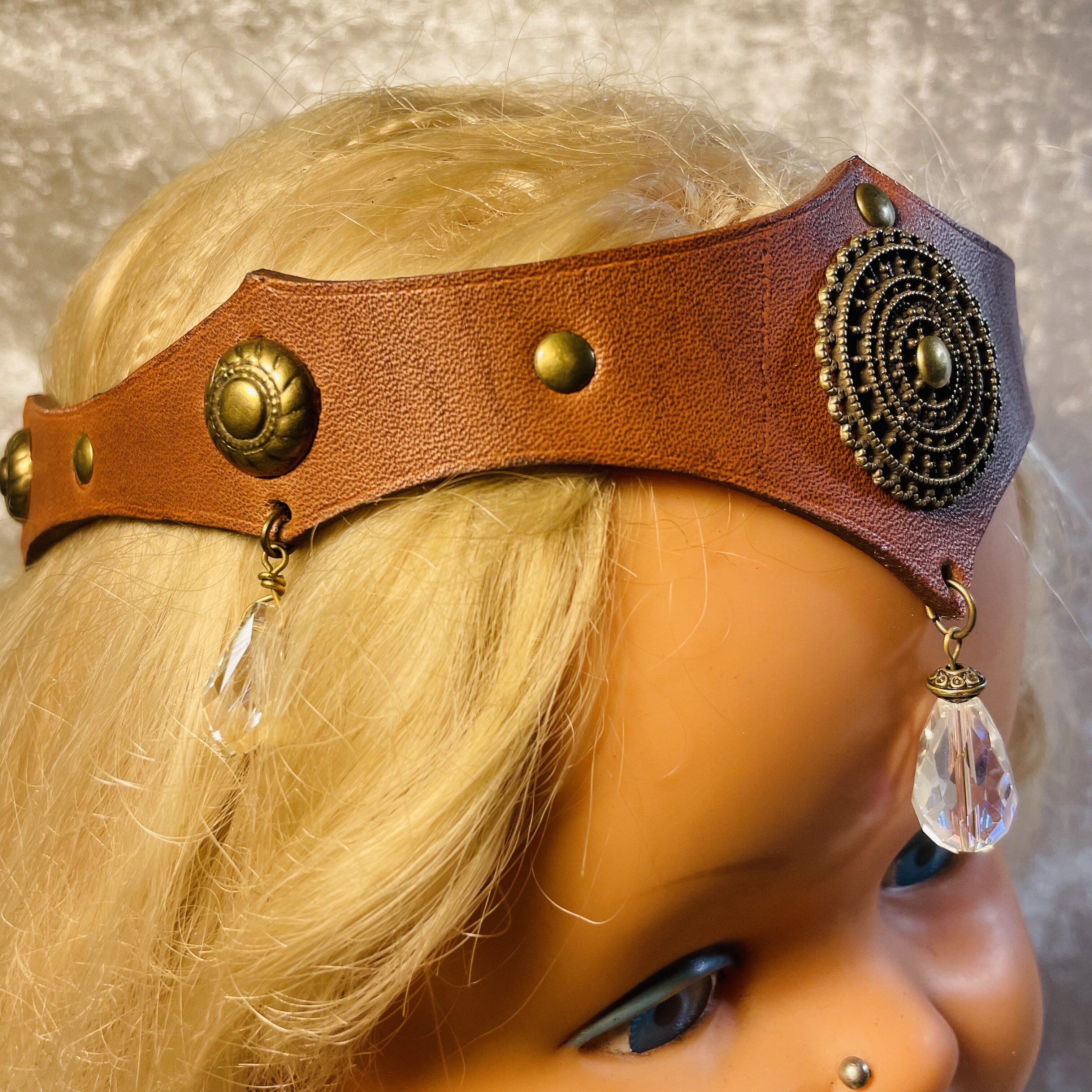 Diadème-tiare en cuir marron style médiéval