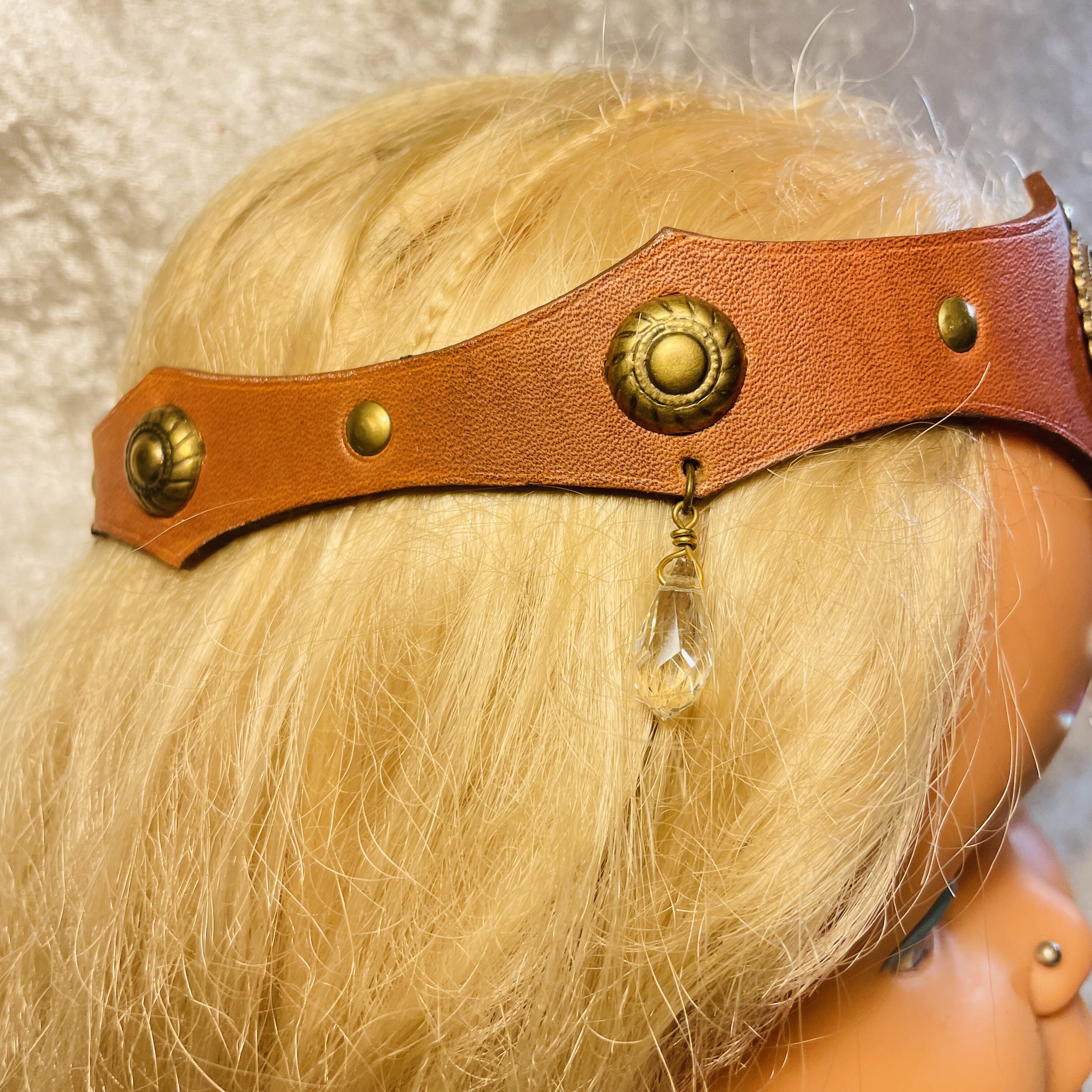 Diadème-tiare en cuir marron style médiéval – Image 3