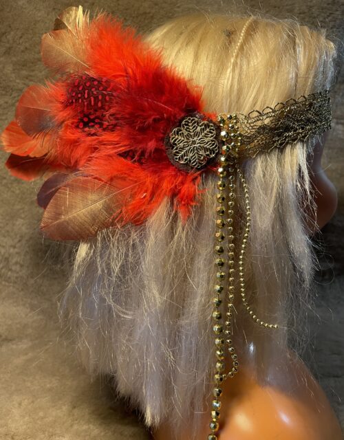 Accessoire de tête en plumes rouges et dorées