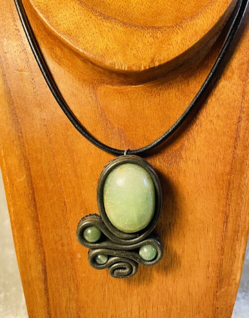 Collier en pierre d’aventurine serti en cuir