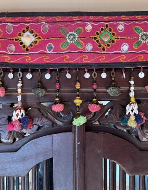 Toran en tissu indien rose avec pompons et perles